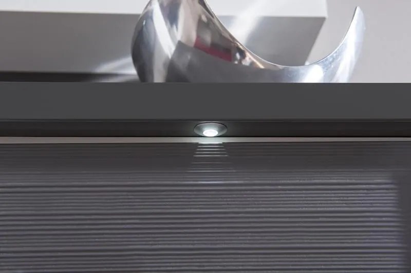 Široká komoda Caracas typ 21, grafit/biely lesk, s osvetlením