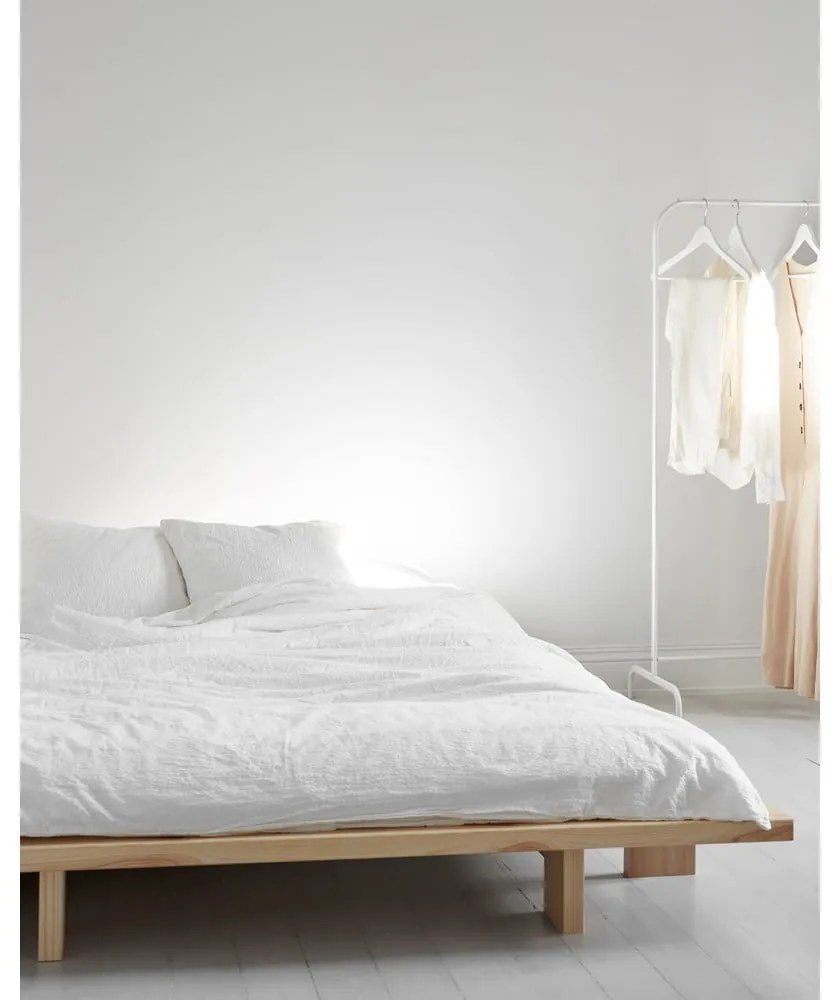 Dvojlôžková posteľ z borovicového dreva s roštom 160x200 cm Japan – Karup Design