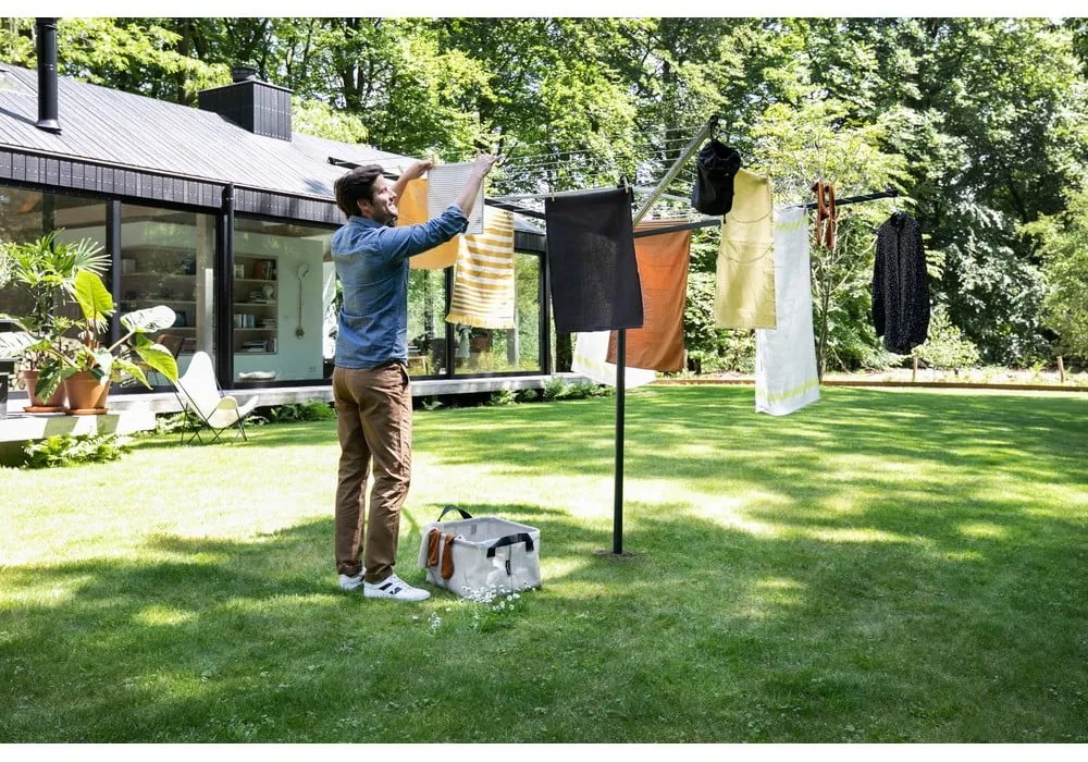 Antracitový vonkajší sušiak na bielizeň 50 m Lift-O-Matic – Brabantia