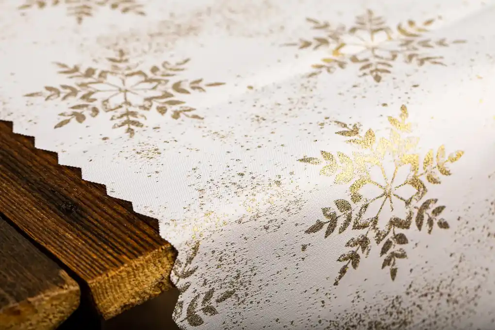 Dekorstudio Luxusný Vianočný obrus s vločkami - zlatý SW14 Rozmer obrusu  (šírka x dĺžka): 110x160cm | BIANO