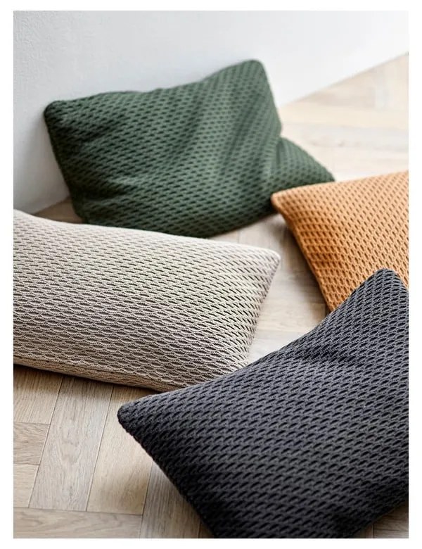 Béžový vankúš zo zmesi bavlny a vlny Södahl Wave Knit, 40 x 60 cm