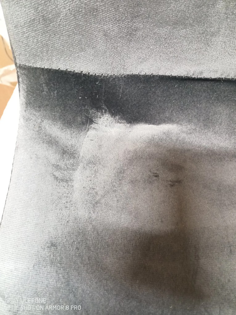 AKCIA Tmavosivá zamatová stolička COMO s čiernymi nohami II. akosť