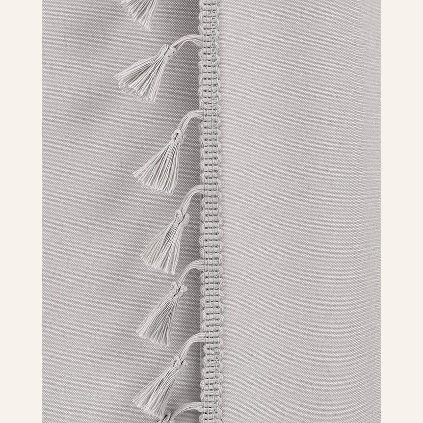 Svetlosivý záves Lara na strieborné kruhy so strapcami 140 x 250 cm