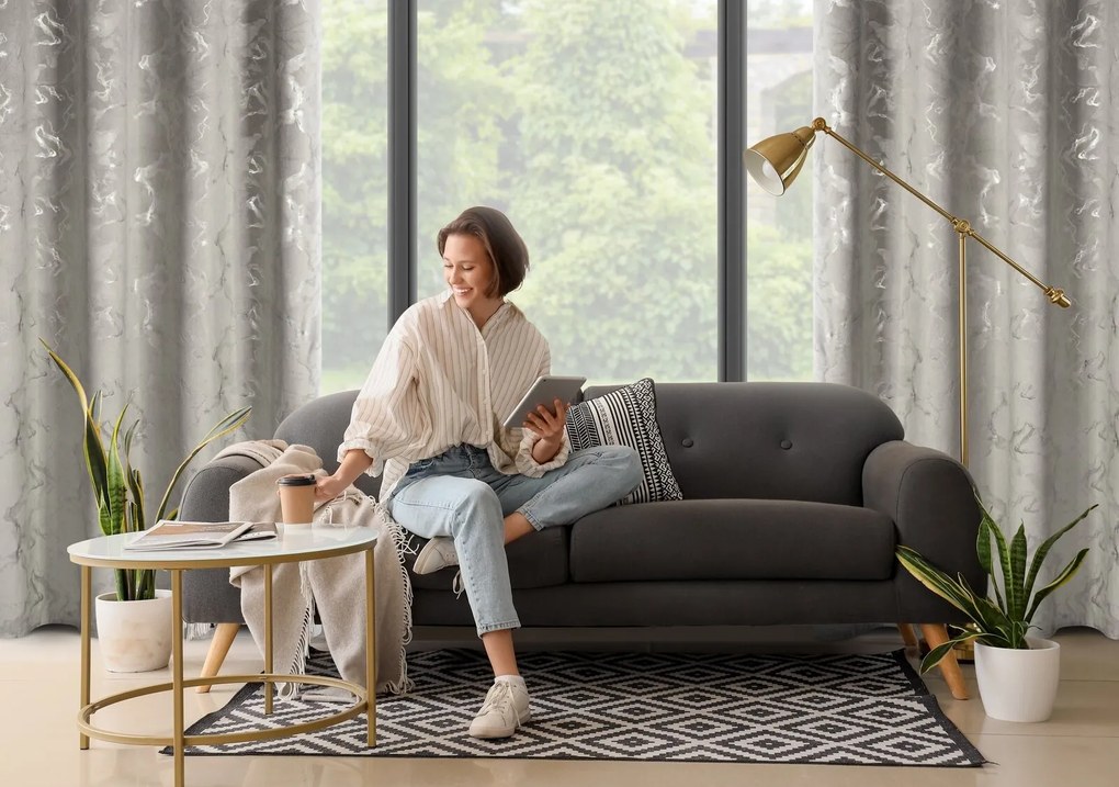 ZATEMŇOVACÍ ZÁVES NA KRÚŽKOCH RAJA 140X250 CM VZOROVANÁ