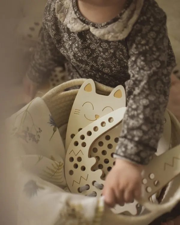 Montessori drevená prepletacia hračka - mačka