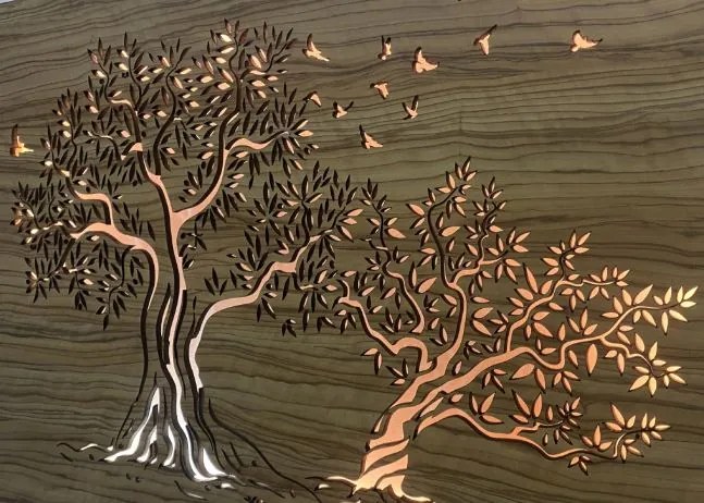 Svietiaci obraz dvoch stromov