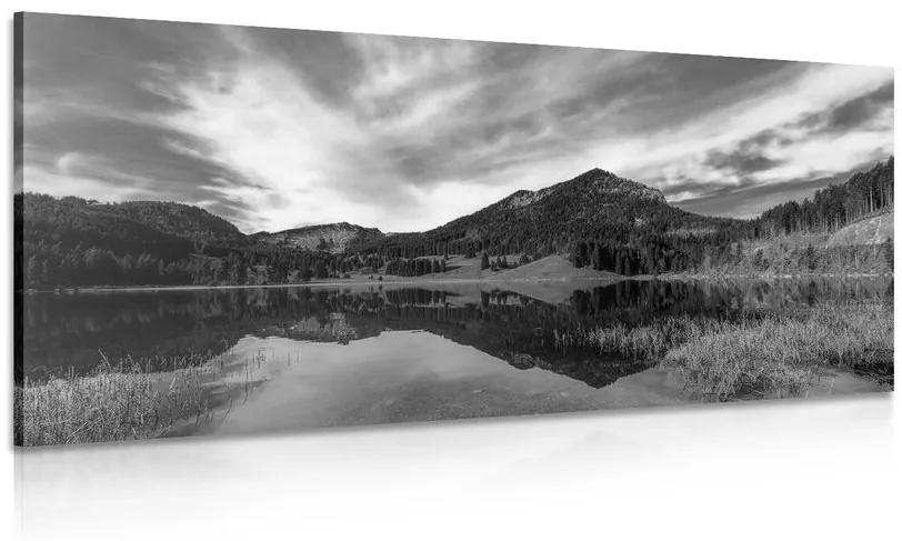 Obraz jazero pod kopcami v čiernobielom prevedení