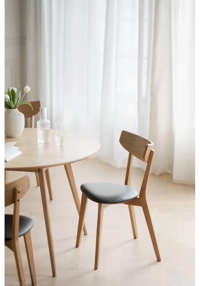 Hnedá dubová jedálenská stolička s čiernym sedadlom Rowico Ami