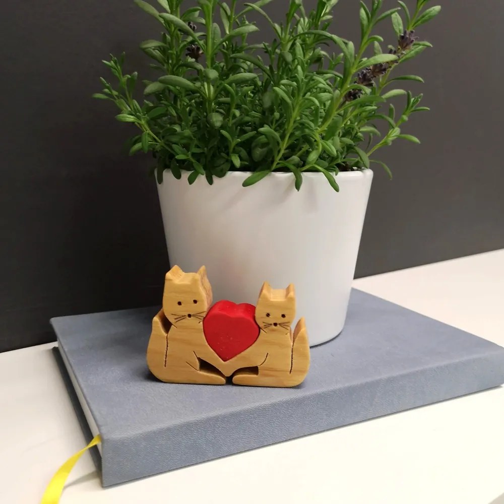 AMADEA Drevené mačky so srdcom, masívne drevo, 7x5x1,5 cm