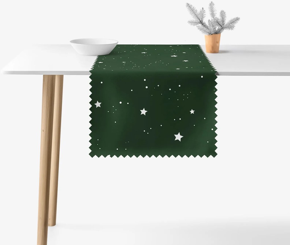 Goldea vianočný behúň na stôl teflónový - hviezdičky na tmavo zelenej 50x140 cm