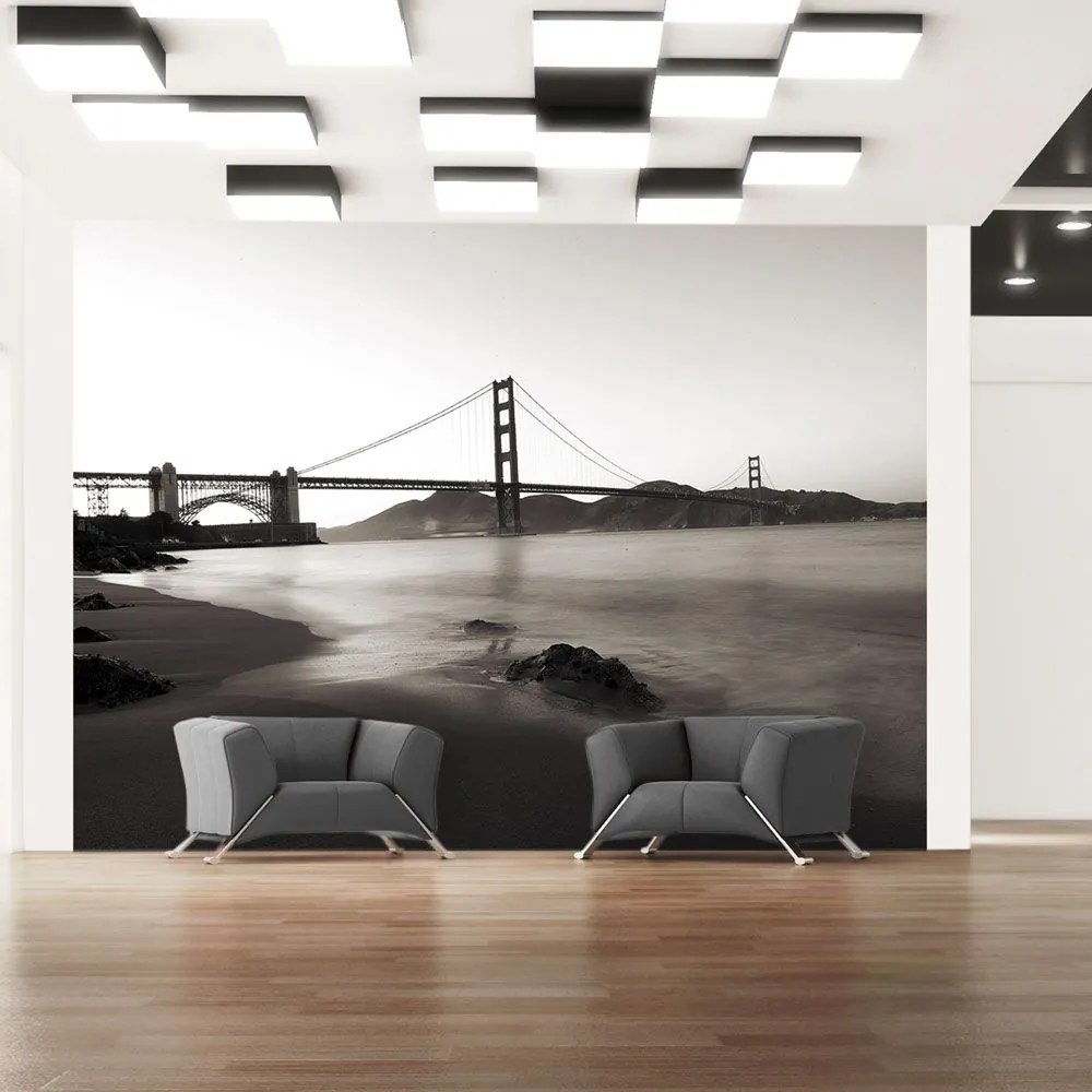 Fototapeta - San Francisco: Golden Gate Bridge in black and white 200x154
