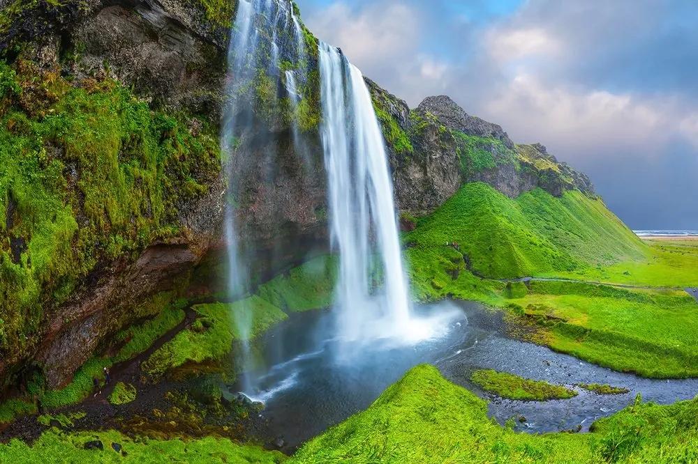 Fototapeta majestátny vodopád na Islande - 450x300