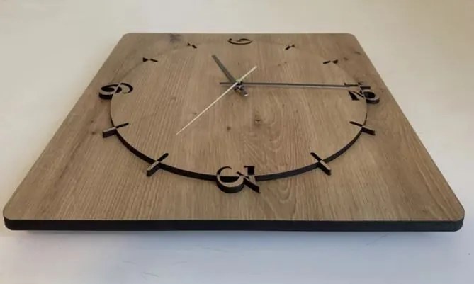 Drevené štvorcové hodiny Klasik