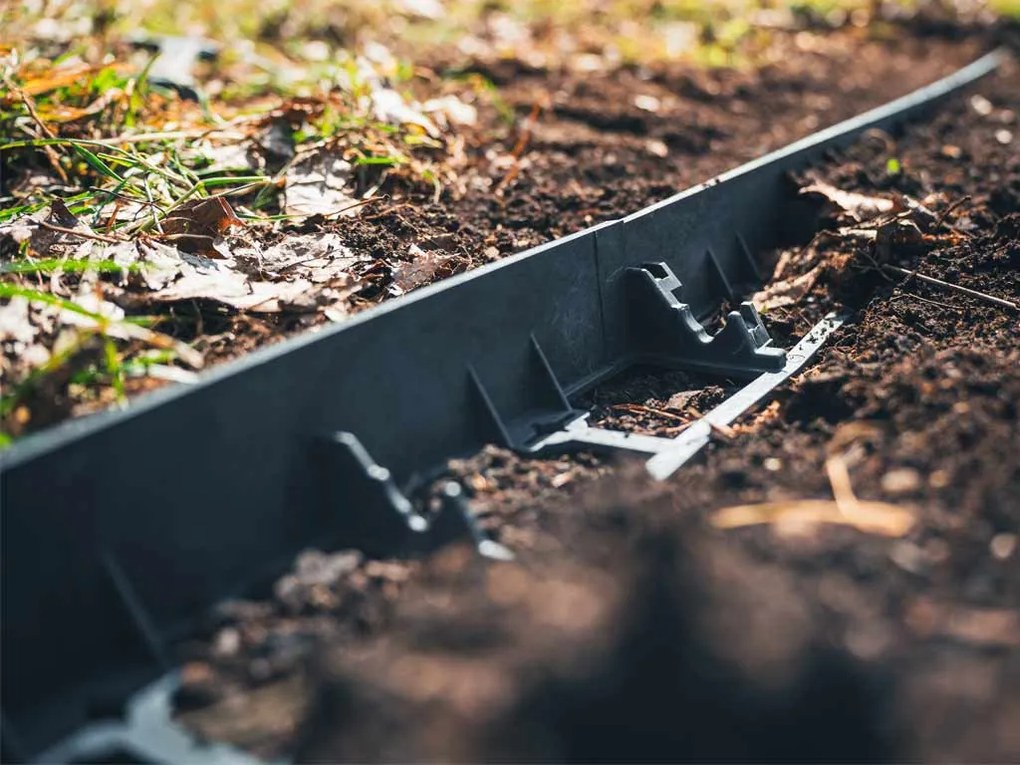 Plastový neviditeľný obrubník LEGI 45 mm