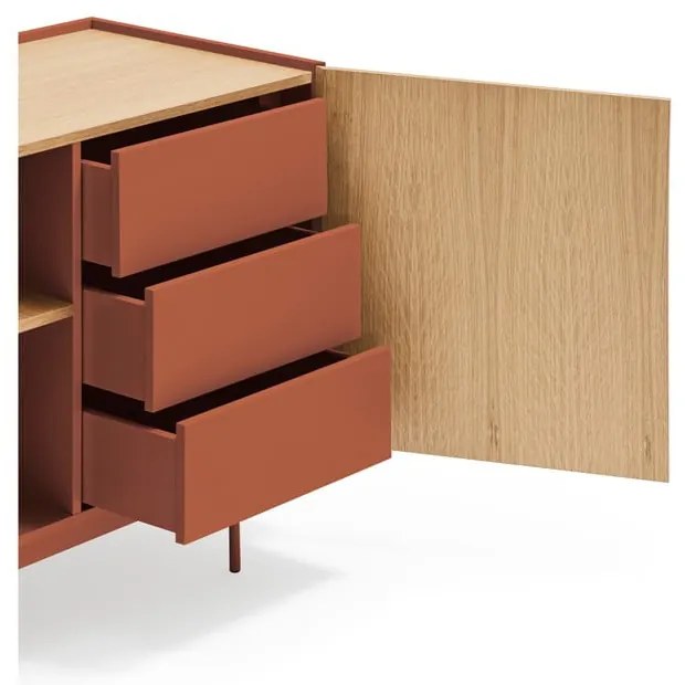 Nízka komoda v dekore duba v tehlovo-prírodnej farbe 130x78 cm Otto – Teulat