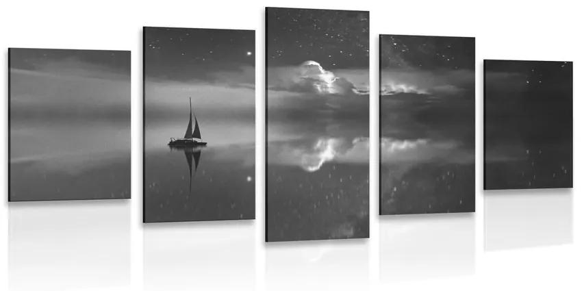 5-dielny obraz loďka na mori v čiernobielom prevedení - 200x100