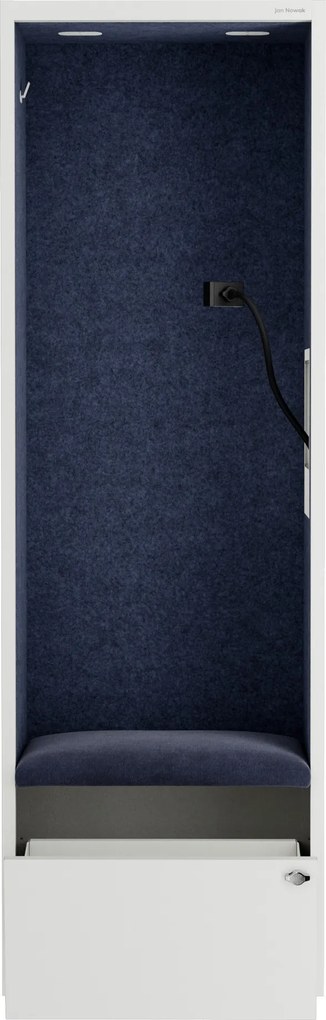 Kancelárska akustická kabína so sedadlom a portom USB-C, telo v biely / sedák tmavomodrá v zelenej farbe, 600 mm: SALLY MentalBox