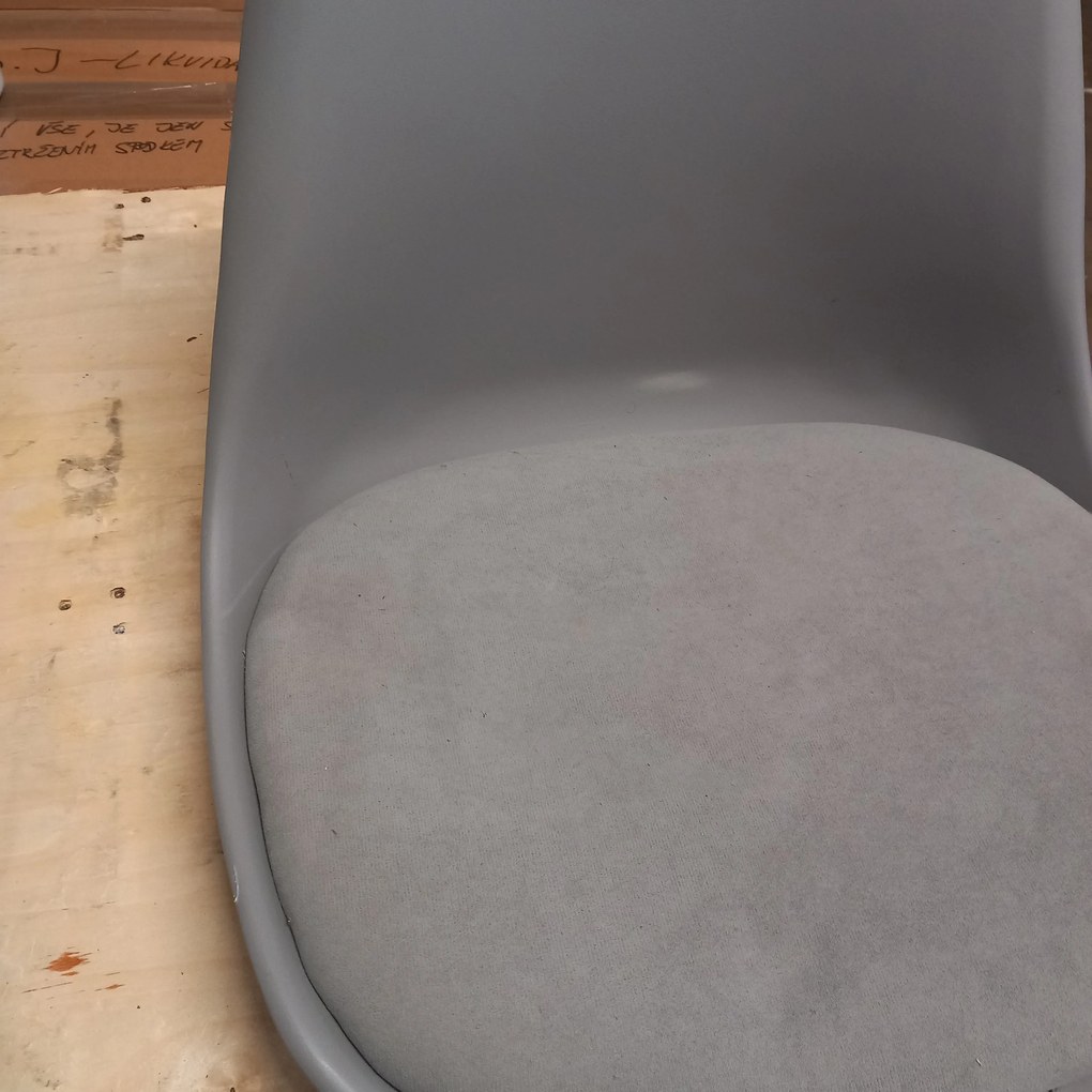 AKCIA Svetlosivá stolička BALI MARK so zamatovým podsedákom II. akosť