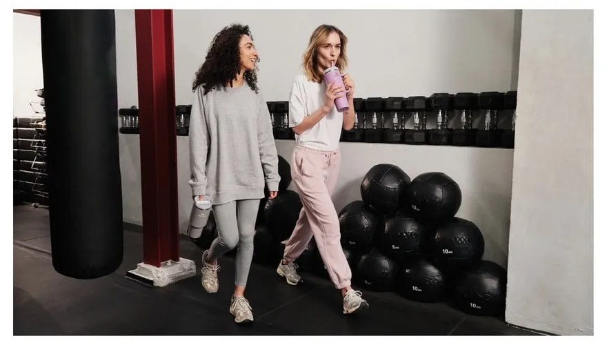 Svetlosivá termoska so slamkou z nehrdzavejúcej ocele 1,18 l Quencher H2.0 FlowState Tumbler Ash – Stanley