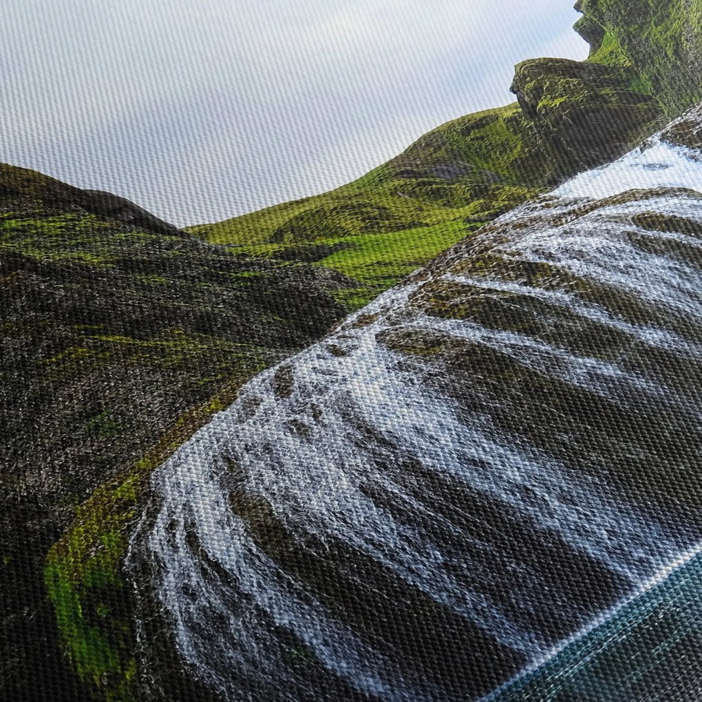 Obraz útesu s vodopádom (120x50 cm)