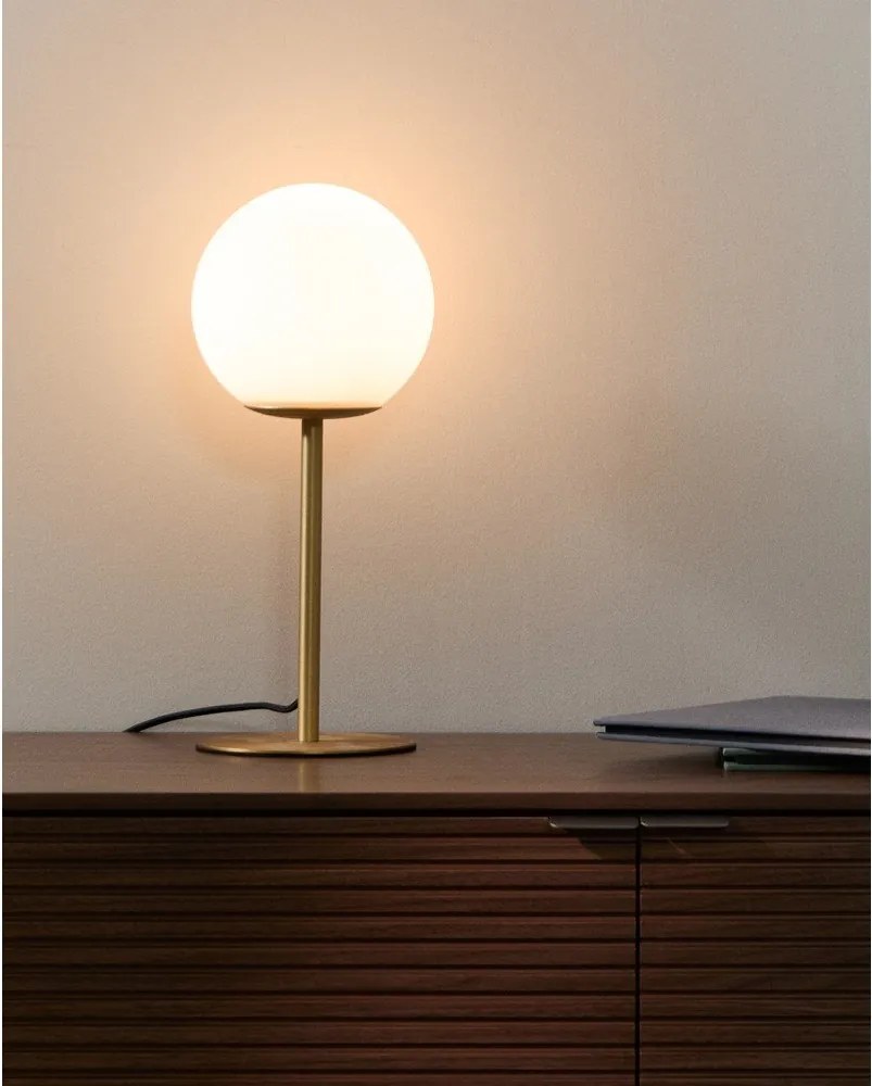 Biela/v zlatej farbe stolová lampa so skleneným tienidlom (výška 35 cm) Brisia – Kave Home