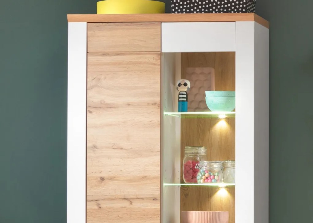 Vysoká vitrína s osvetlením Matera, starý dub/biela