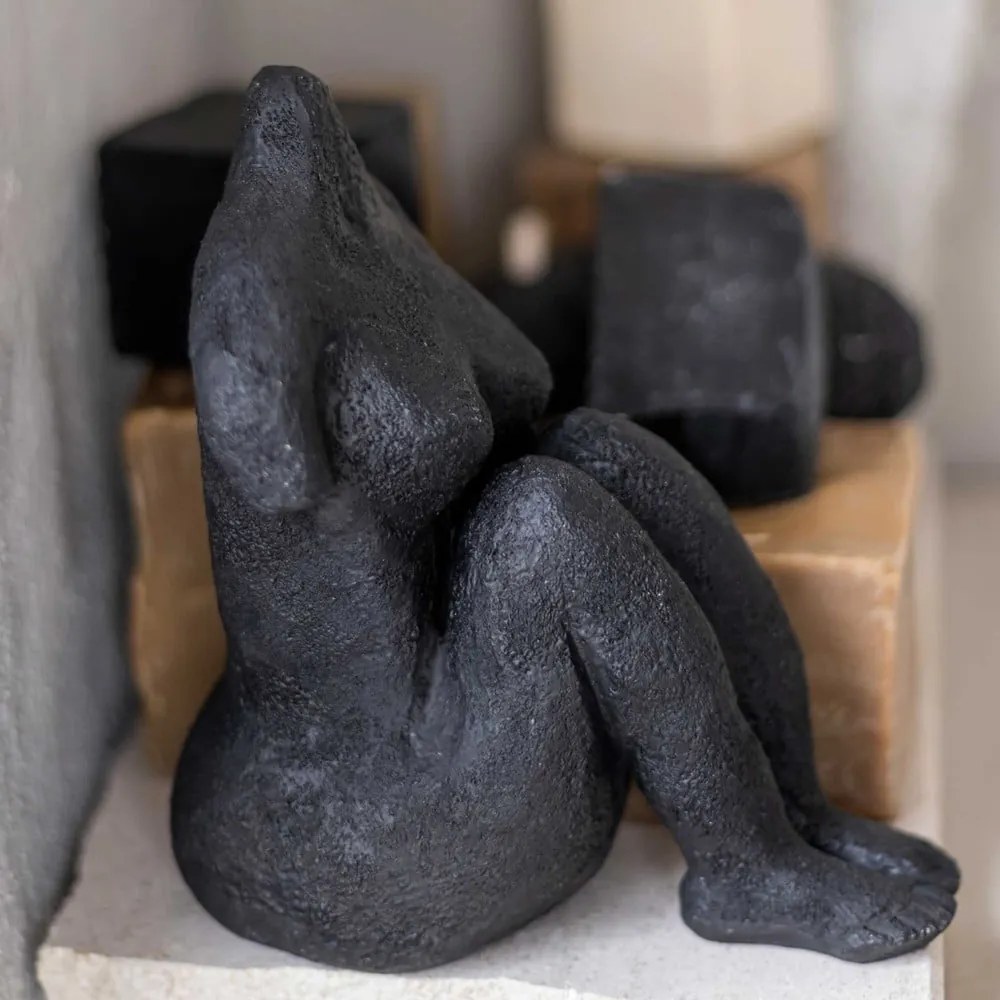 Soška z polyresínu (výška 14 cm) Sitting Woman – Mette Ditmer Denmark