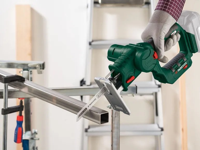 Parkside® Aku priamočiara a chvostová píla Psssa 20-Li B2 + Akumulátor 20 V/2 Ah PAP 20 B1 + Nabíjačka 20 V/2,4 A PLG 20 C1 (800010887)