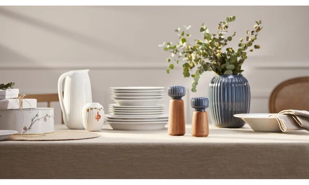 Mlynček z dubového dreva na korenie so sivomodrým detailom z porcelánu Kähler Design Hammershoi, výška 17,5 cm