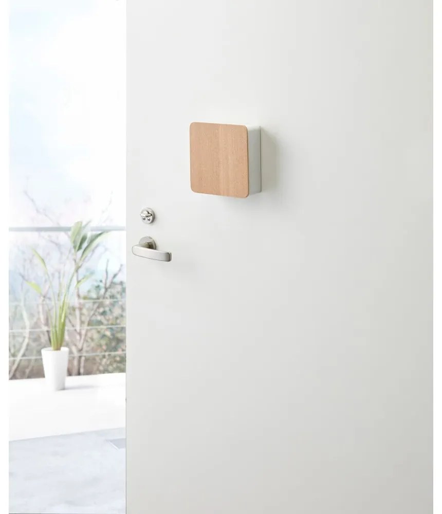 Biela skrinka na kľúče s dvierkami z preglejky Yamazaki Rin