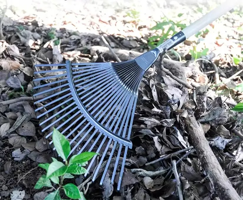 CROWNMAN KOVOVÉ vejárové hrable na lístie a trávu, 51 cm, 22 zubov