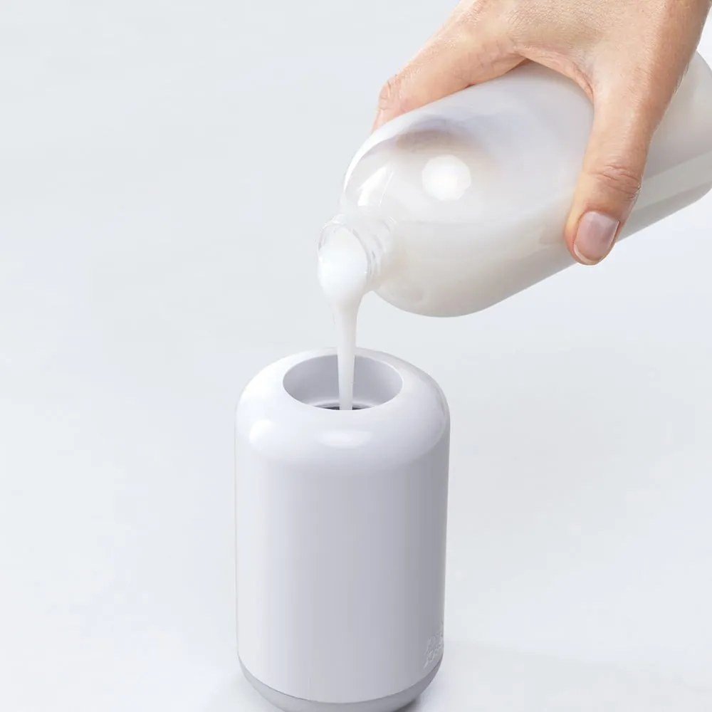 Biely plastový dávkovač mydla 300 ml Duo – Joseph Joseph