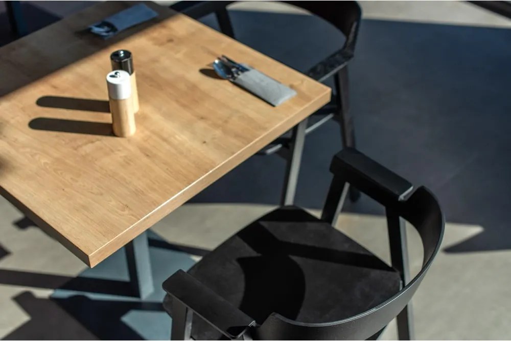 Čierna jedálenská stolička s podrúčkami z dubového dreva Flip – Gazzda