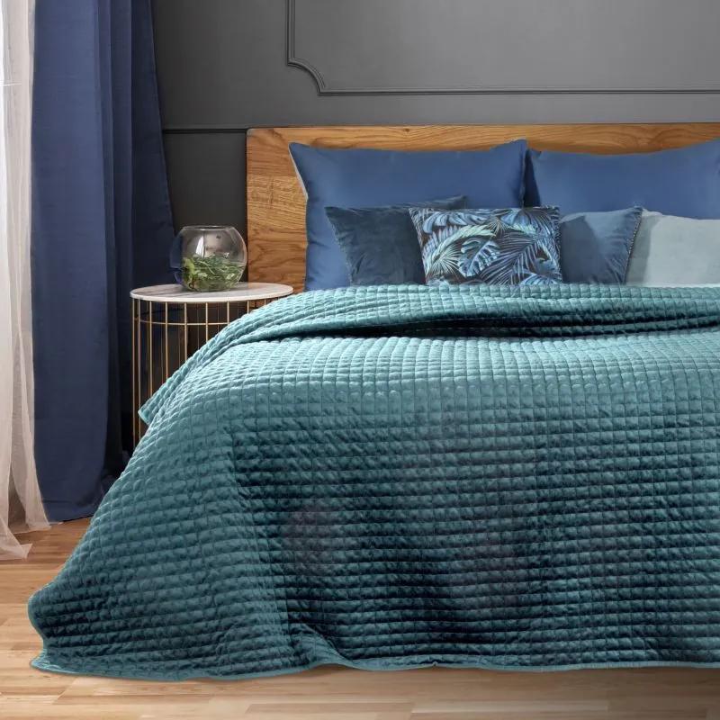 Eurofirany Luxusný modrý prehoz na posteľ ALLY vyrobený z lesklého zamatu 170x210 cm