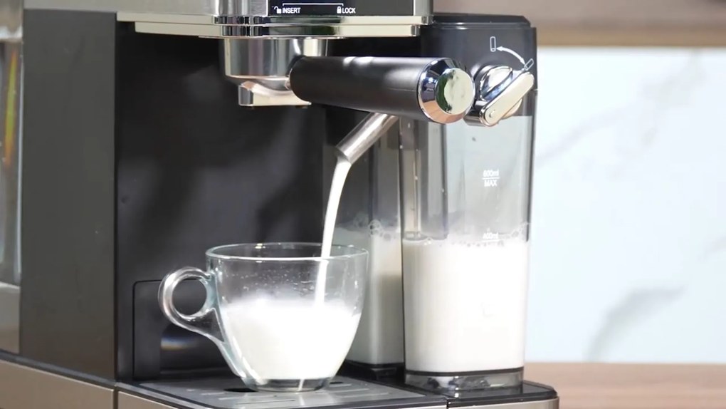 Pákový kávovar s napeňovačom mlieka BestBerg BBCF-2032 / 1350 W / 1,2 l / 20 bar / strieborná/čierna