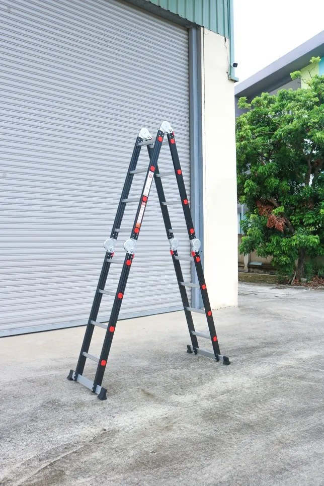 Noela Multifunkčný hliníkový rebrík 4x4 473 cm NVLG-44 BLACK PREMIUM + kolieska, podlážka a polica