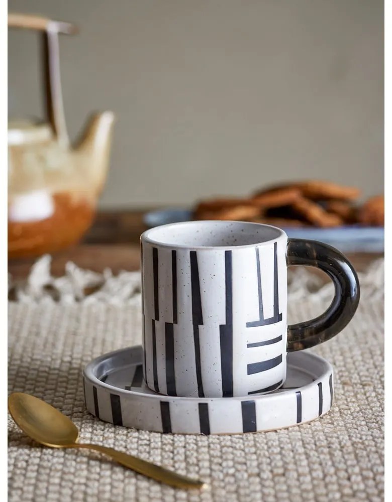 Čierno-biela šálka z kameniny 300 ml Frankie – Bloomingville