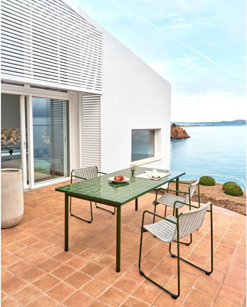 Sivozelená kovová záhradná stolička Maurina – Kave Home