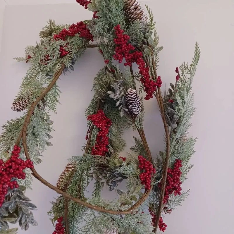 DECOLED Veniec s červenými bobuľami, 270 cm, olejovaný