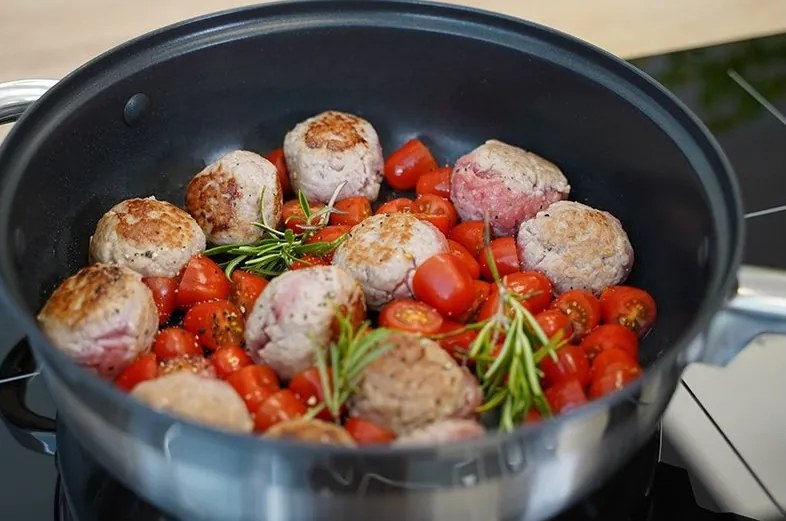 MEGAKOMBO BestBerg BBR-2000S multifunkčný kuchynský robot s nástavcami na cestoviny + 15-dielna sada hrncov a panvíc s nepriľnavým povrchom z nehrdzavejúcej ocele BestBerg BBSC-15 / strieborná