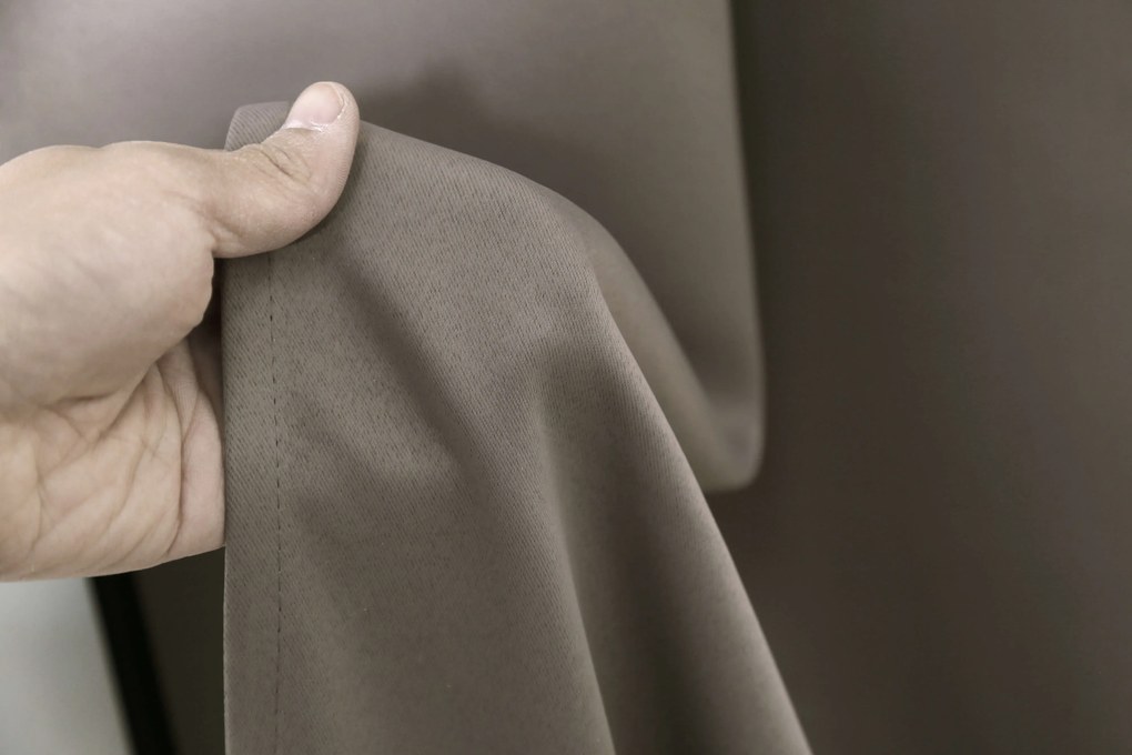 Sivohnedý záves OXFORD 140x250 cm Zavesenie: Kovové krúžky