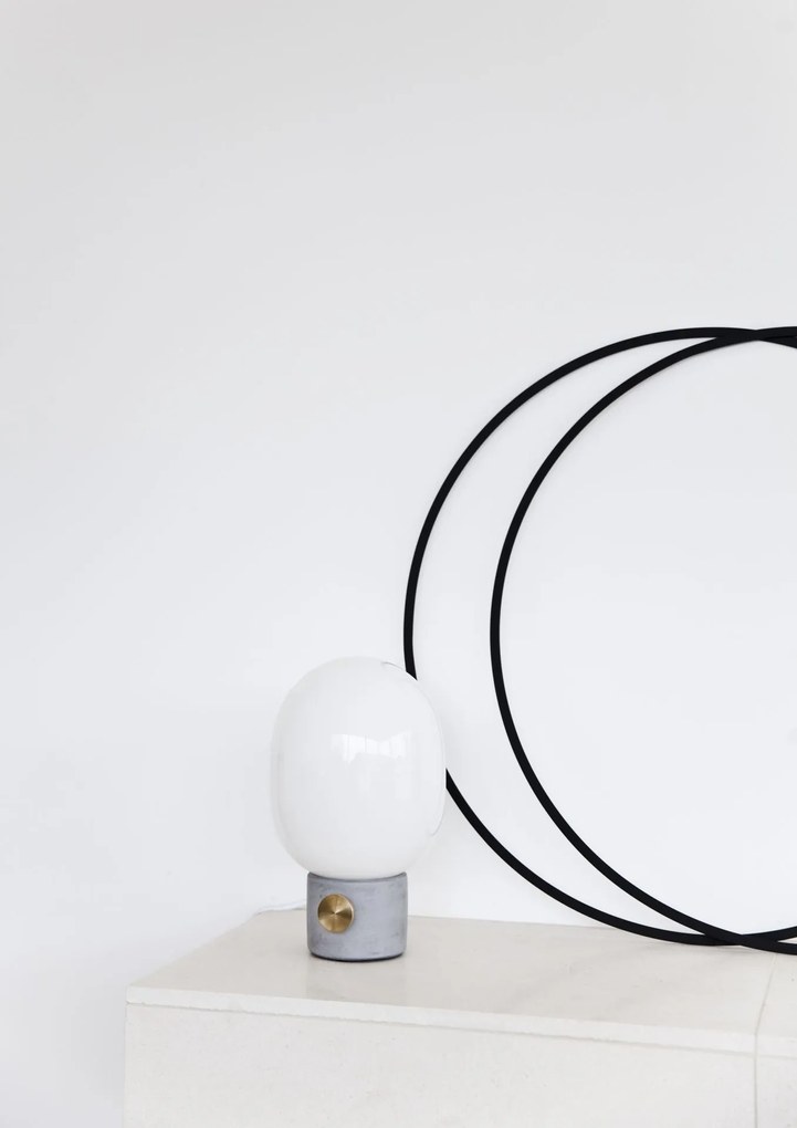 Audo Copenhagen Stmievateľná stolná lampa JWDA Concrete Light Grey/Brass