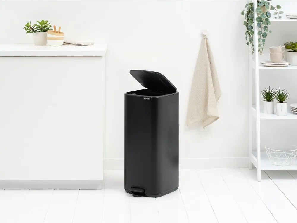 Matne čierny pedálový oceľový odpadkový kôš 30 l Bo – Brabantia