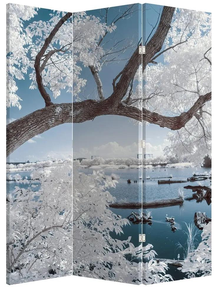 Paraván - Zasnežený strom pri vode (126x170 cm)