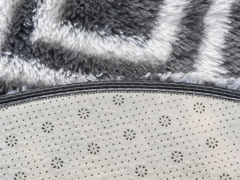 TZ Tmavosivý okrúhly vzorovaný koberec shaggy Decor Cube Rozmer: 140 cm