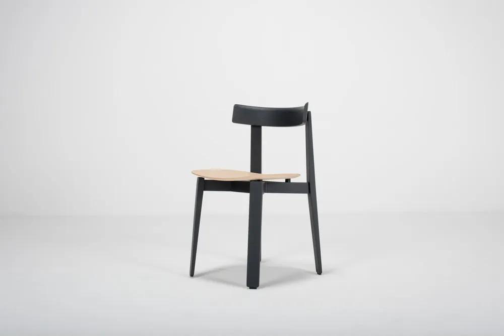 Čierna jedálenská stolička z dubového dreva Gazzda Nora