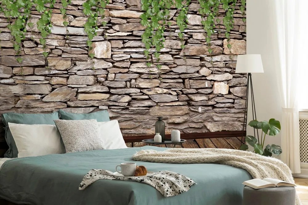 Tapeta kamenná stena pokrytá brečtanom