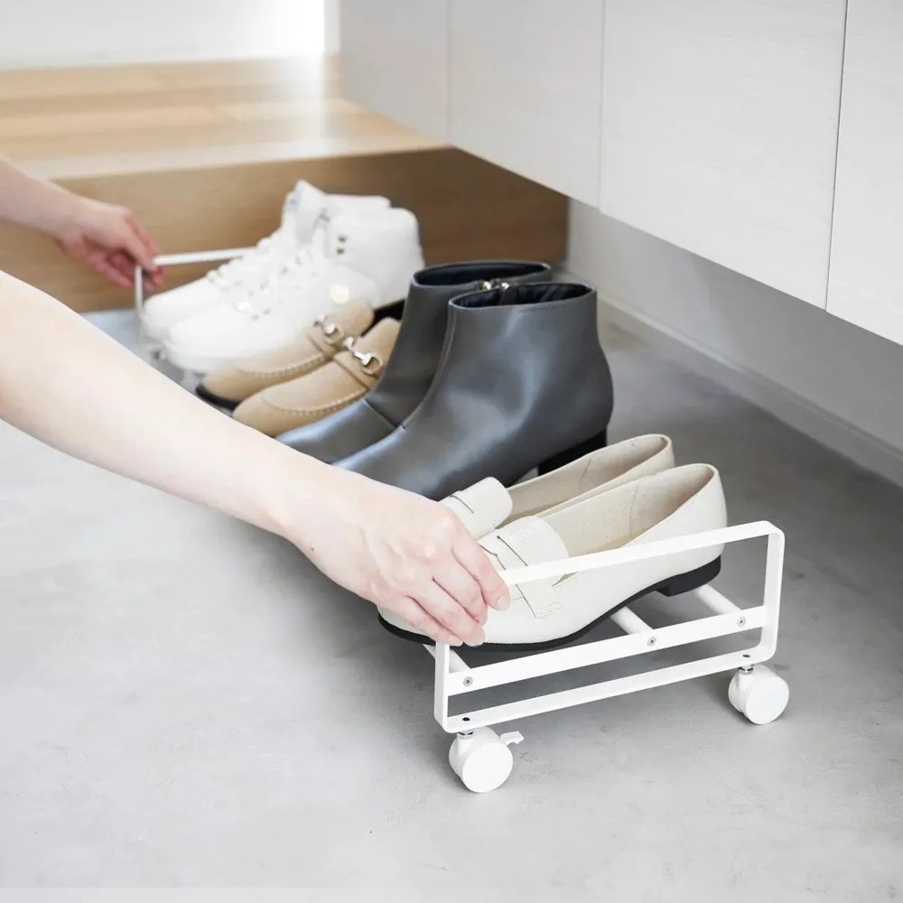 Biely kovový stojan na topánky 83,5x14,5x27,5 cm Tower – YAMAZAKI