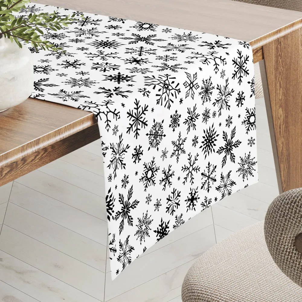 Biante Vianočný bavlnený behúň na stôl Sandra SA-403 Čierne vločky na bielom 35x140 cm