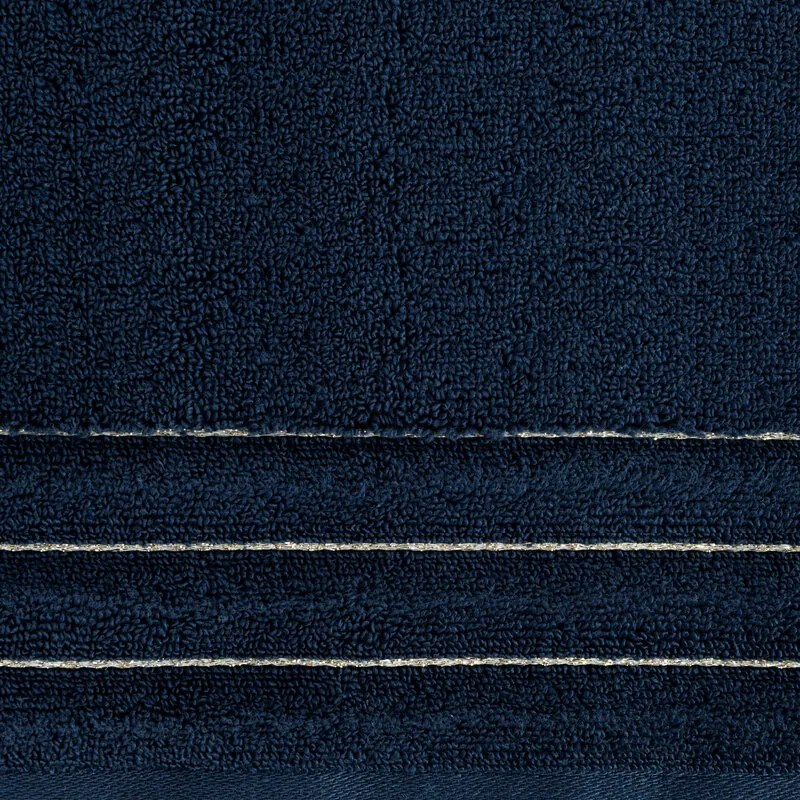 Dekorstudio Luxusný uterák LUNARI zdobený zlatou niťou v granátovomodrej farbe Rozmer uteráku: 70x140cm